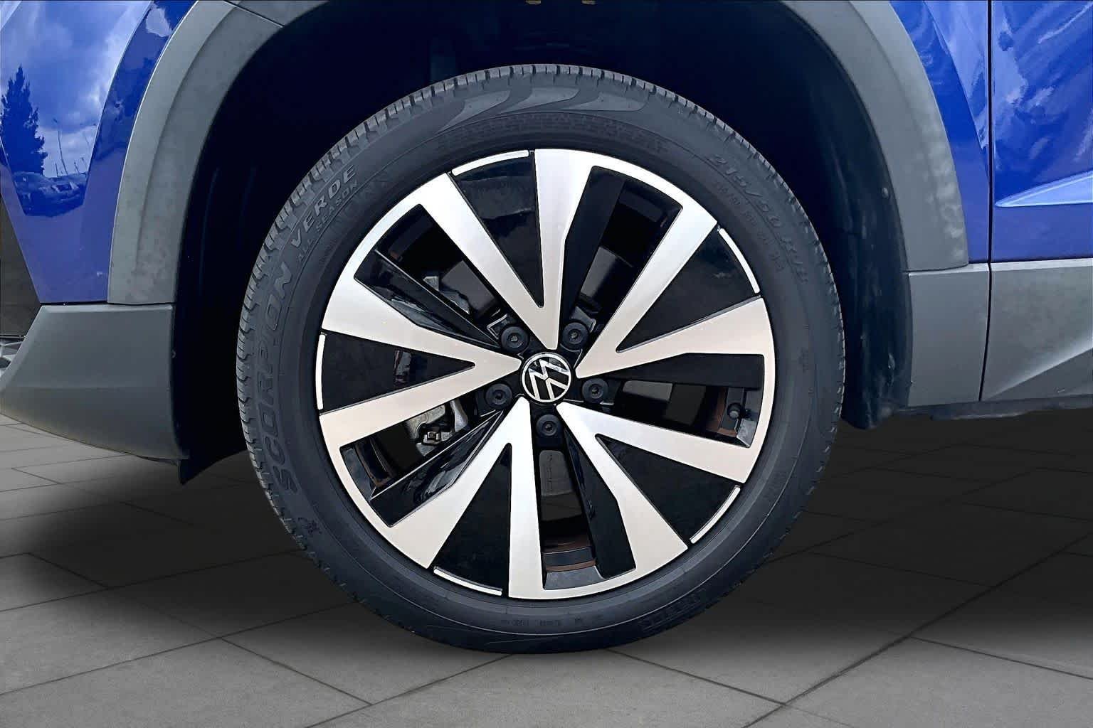 Used 2022 Dusk Blue Metallic Volkswagen SE image 10