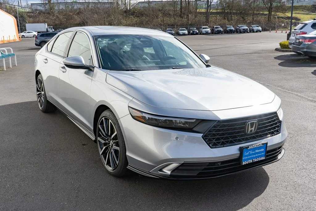New 2026 Solar Silver Metallic Honda Touring image 4