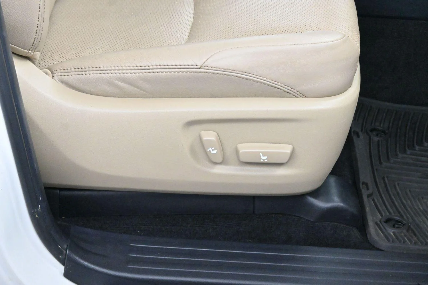 Used 2019 Blizzard Pearl Toyota Limited image 38