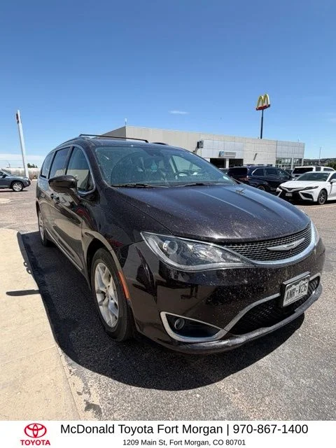 Used 2018 Red Chrysler Touring L image 3