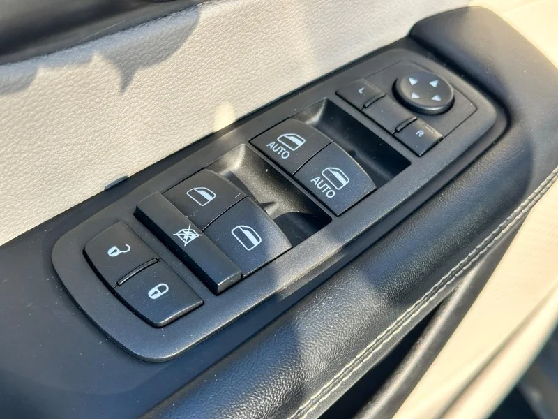 Used 2022 Ceramic Gray Clearcoat Chrysler Hybrid Touring L image 21