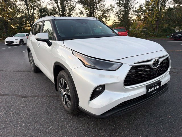 New 2026 Wind Chill Pearl <sup>1</sup> Toyota  XLE image 3