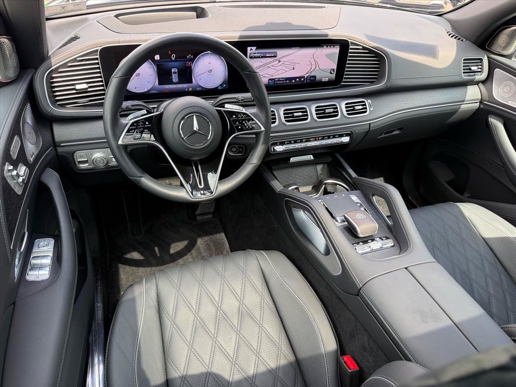 Certified Used 2025 Cirrus Silver (Upper) / Obsidian Black Metallic (Lower) Mercedes-Benz Maybach GLS 600 image 16