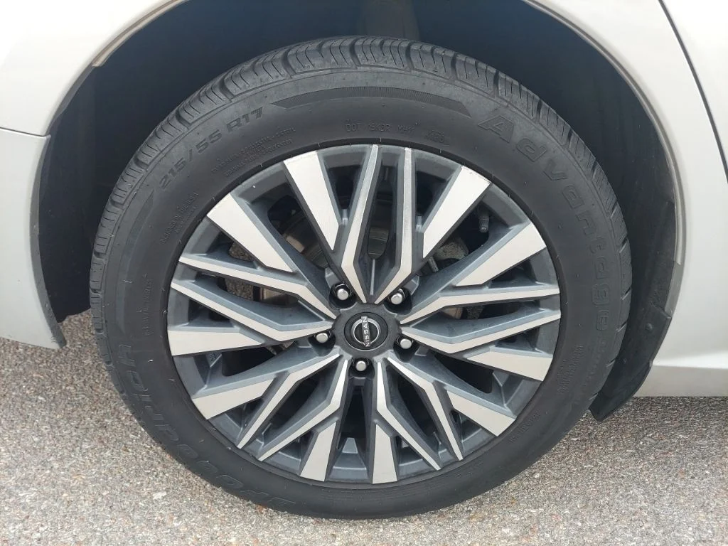 Used 2023 Silver Nissan 2.5 SV image 9