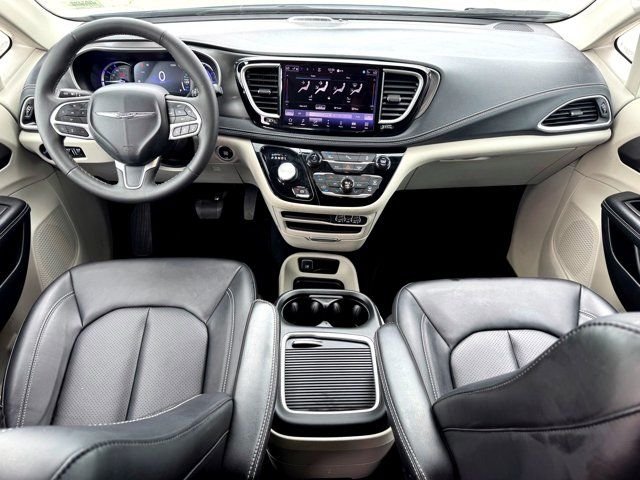 Used 2024 White Chrysler Select image 21