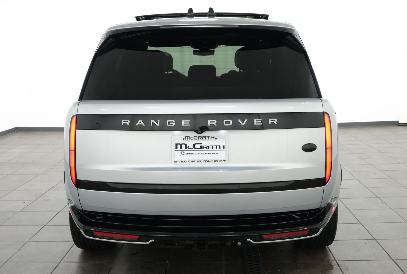Used 2023 Silver Land Rover SE image 4