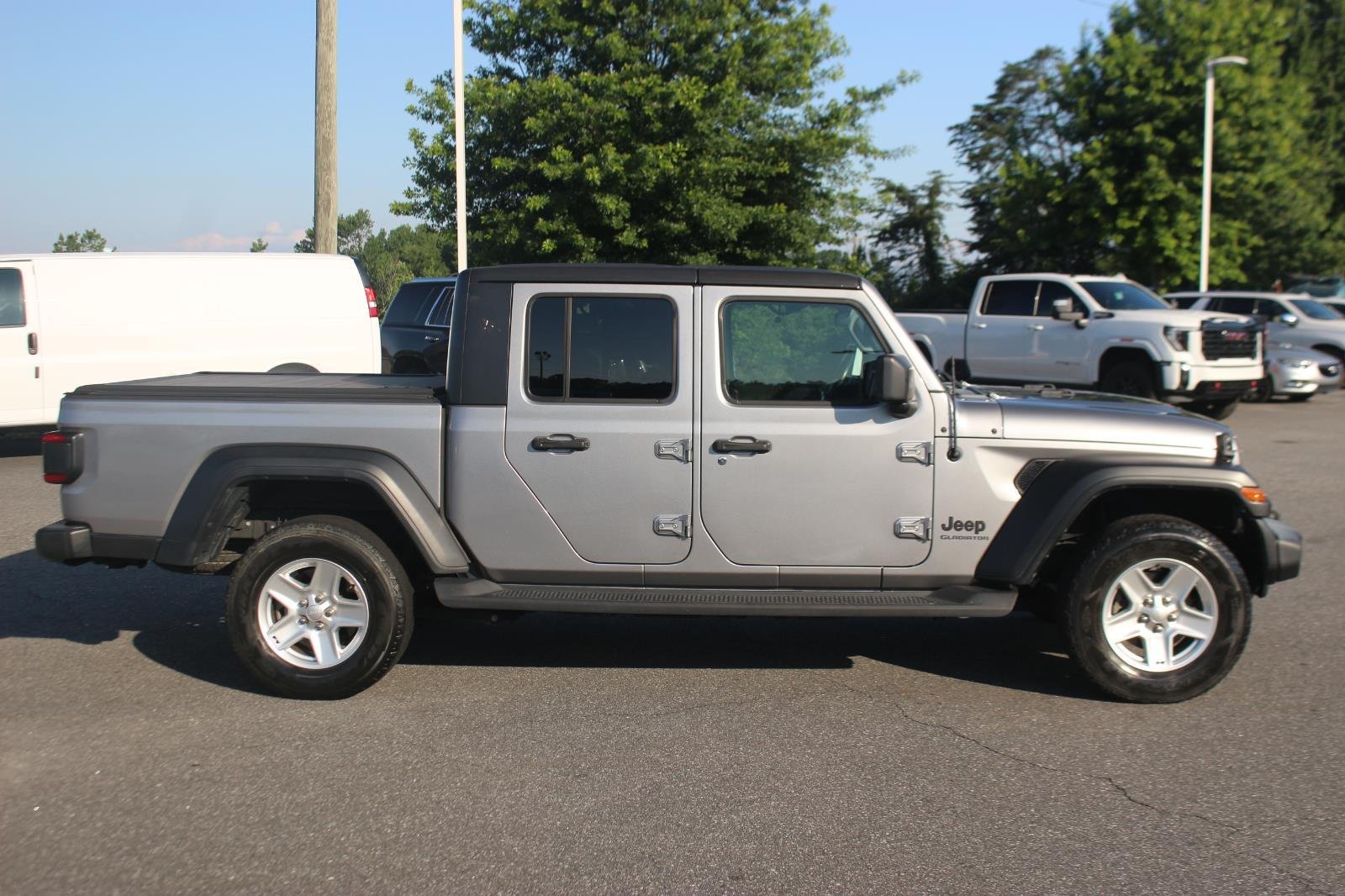Used 2020 Silver Jeep Sport S image 8