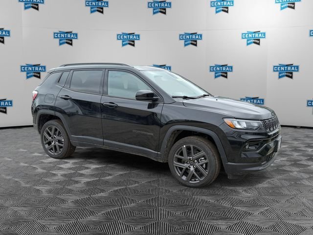 New 2026 Diamond Black Crystal Pearl-Coat Exterior Paint Jeep Limited image 7