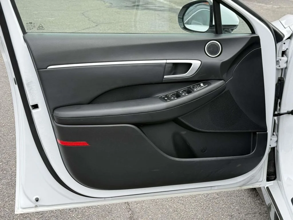 Used 2025 White Hyundai SEL image 28