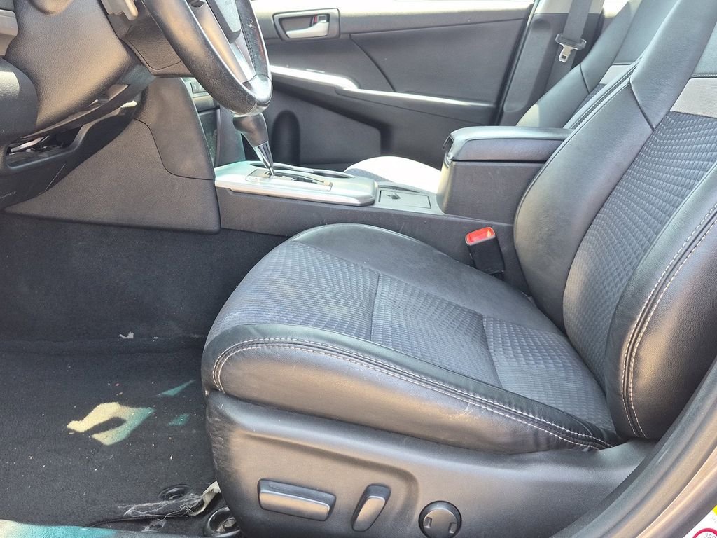 Used 2014 Magnetic Gray Metallic Toyota SE image 18