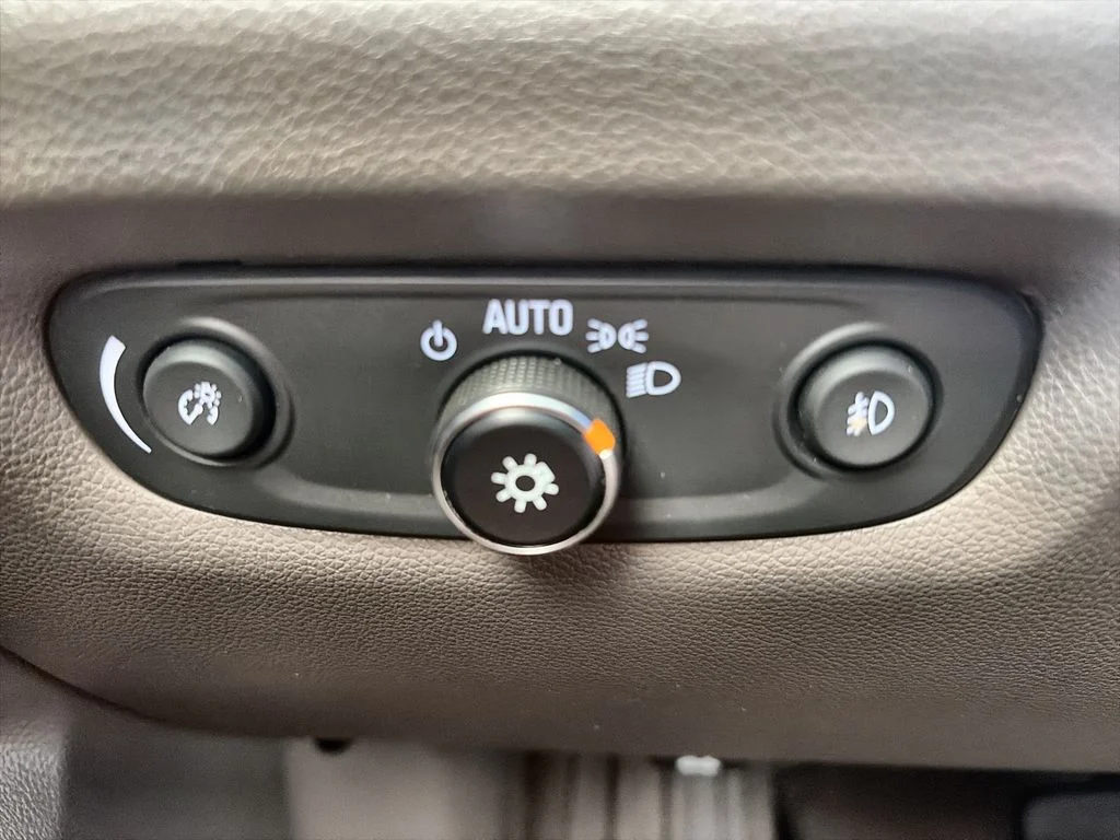Used 2018 Silver Chevrolet LT image 18