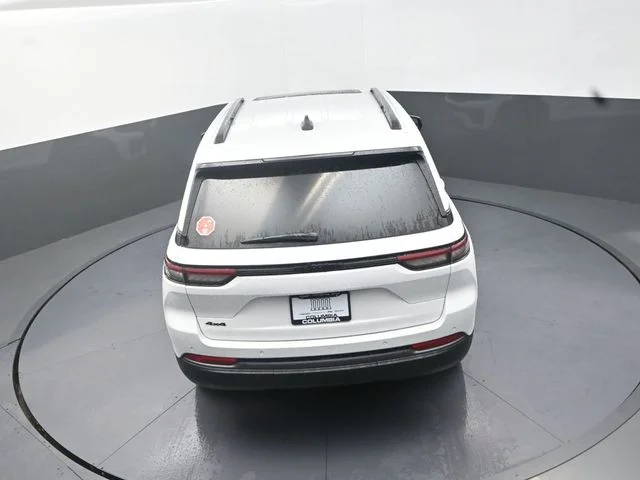New 2026 Bright White Clear-Coat Exterior Paint Jeep Laredo Altitude image 16