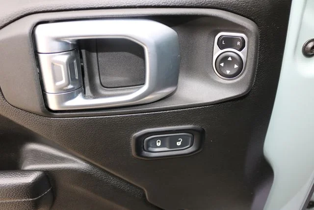 Used 2024 Earl Clearcoat Jeep Sport S image 12