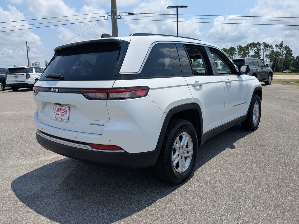 Used 2023 White Jeep Laredo image 4