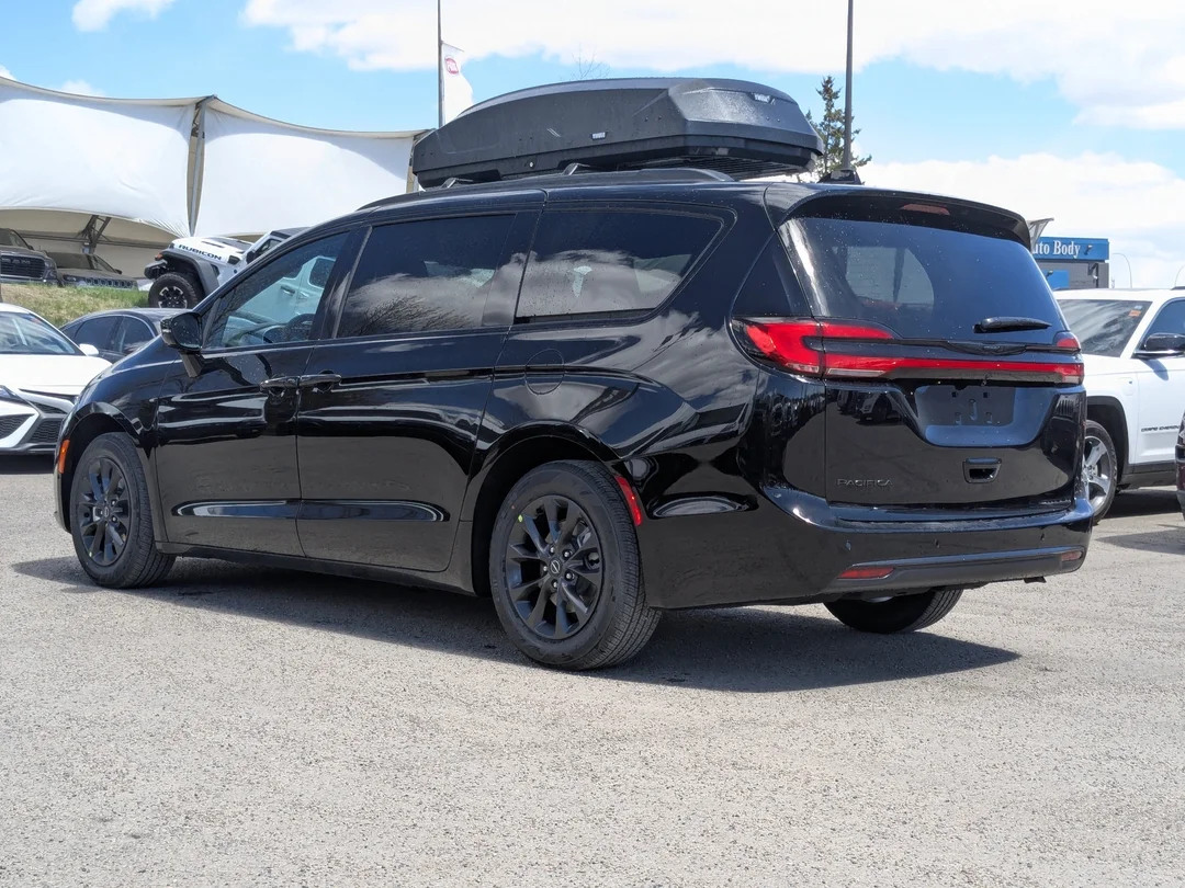 New 2026 Black Chrysler Select - - FWD - 360 Camera - FAV Edition - Power Liftgate - Remote Start & More! image 6