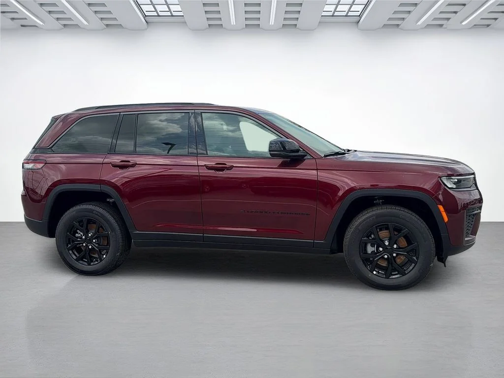 New 2026 Velvet Red Pearl-Coat Exterior Paint Jeep Altitude image 2