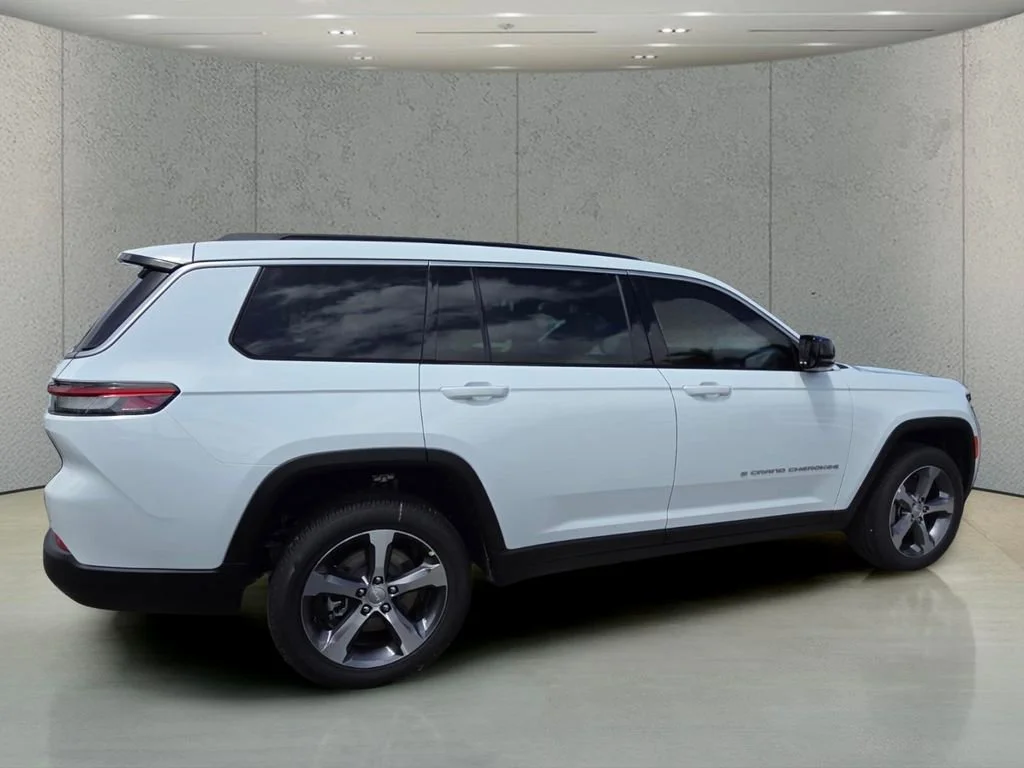 New 2026 Bright White Clear-Coat Exterior Paint Jeep Limited image 4