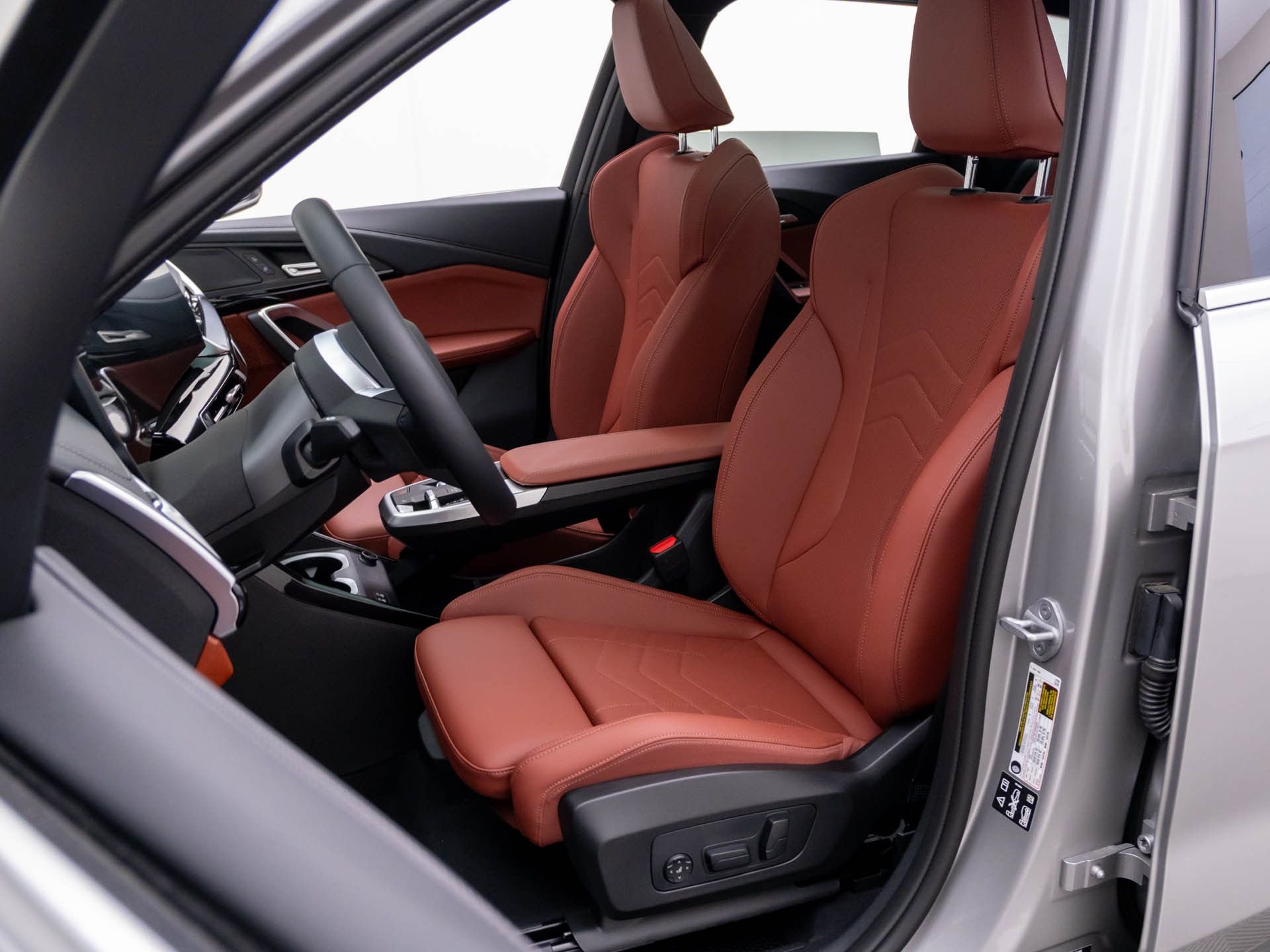 New 2026 Space Silver Metallic BMW xDrive28i image 16