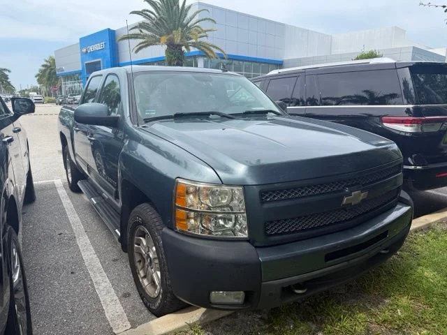 Used 2011 Green Chevrolet LT image 2