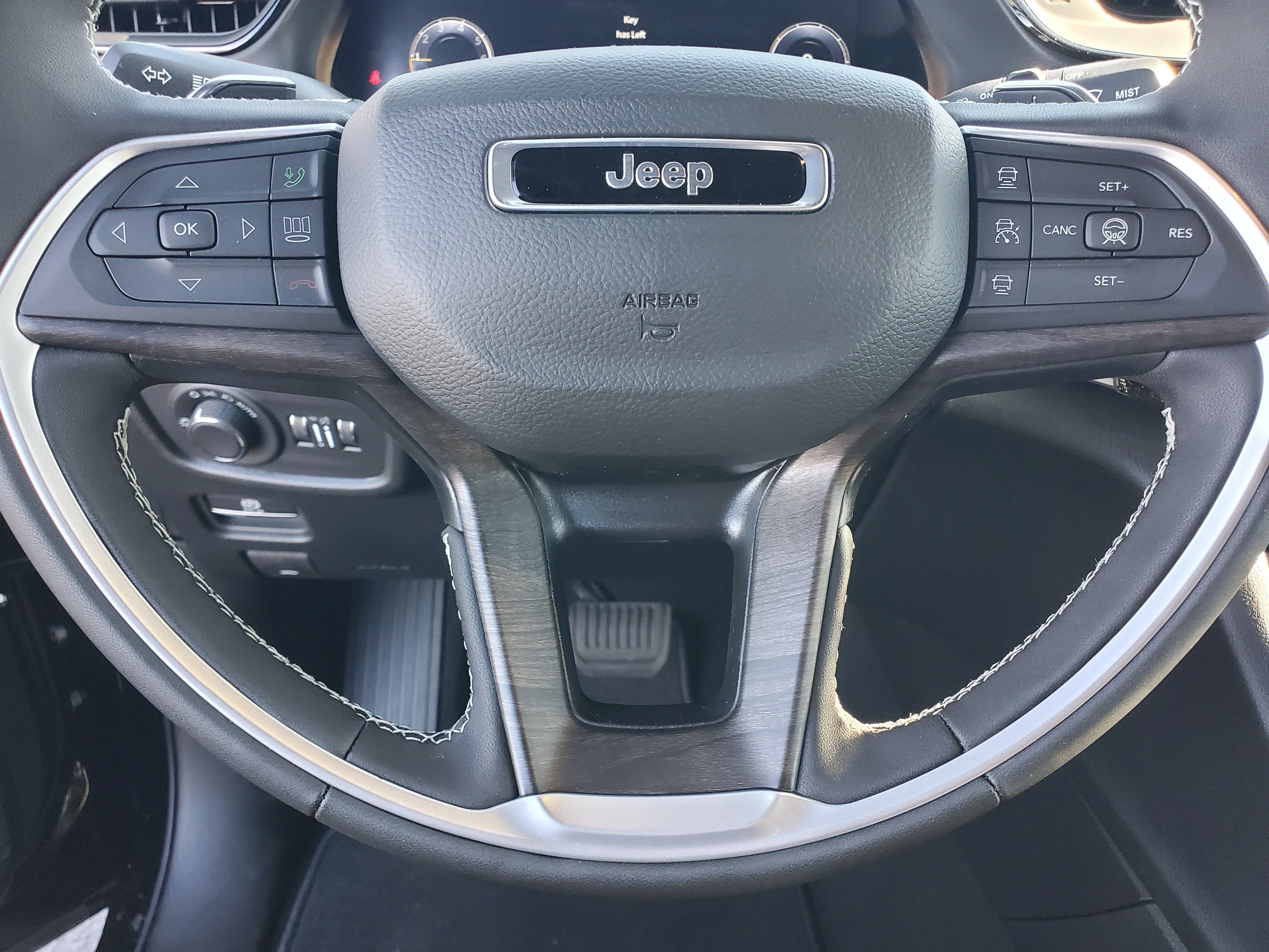 New 2026 Diamond Black Crystal Pearl-Coat Exterior Paint Jeep Altitude image 21