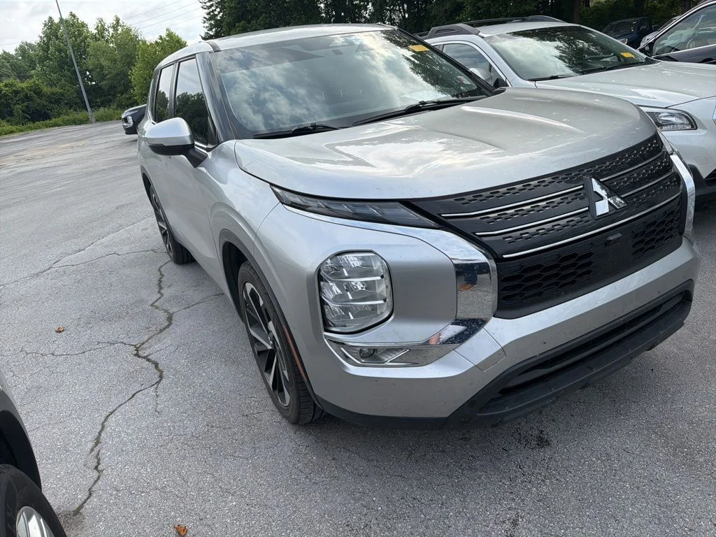 2022 Mitsubishi Outlander ES FWD's photo