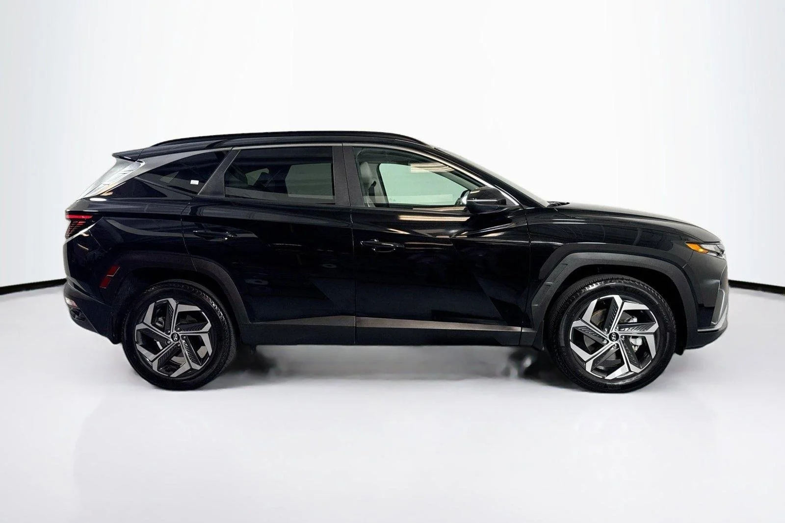 Used 2023 Phantom Black Hyundai SEL image 4
