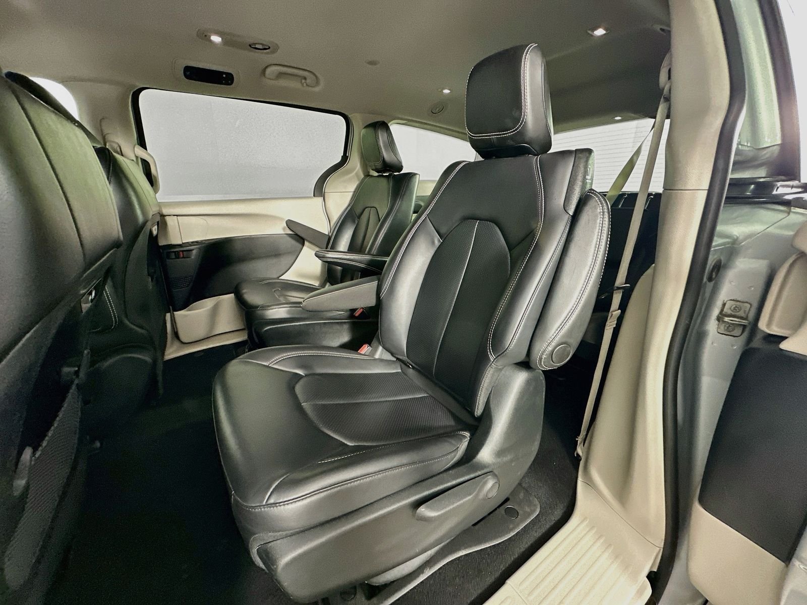 Used 2023 Silver Mist Clearcoat Chrysler Touring L image 24