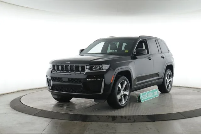 New 2026 Diamond Black Crystal Pearl-Coat Exterior Paint Jeep Limited image 10