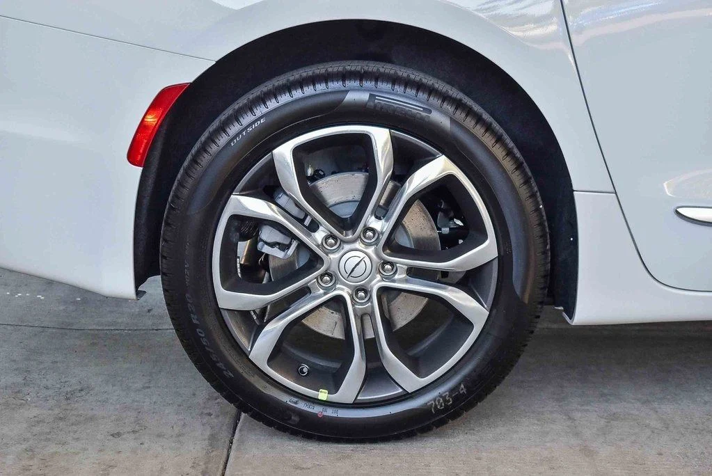 New 2026 Bright White Clear-Coat Exterior Paint Chrysler Pinnacle image 12
