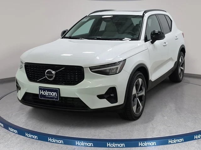 2023 Volvo XC40 B5 Plus Dark Theme