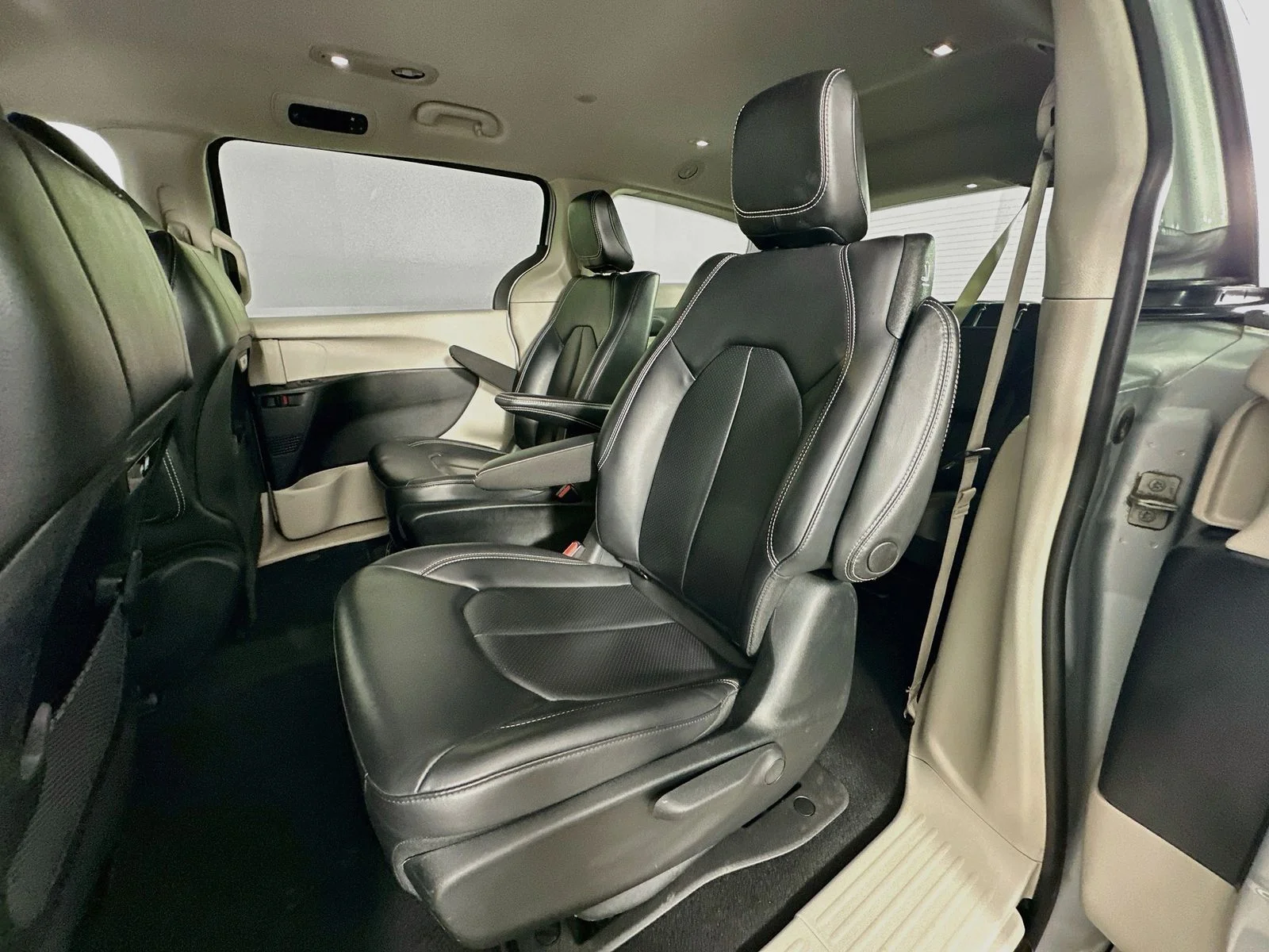 Used 2023 Silver Mist Clearcoat Chrysler Touring L image 24