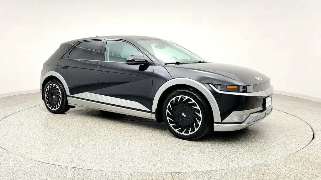 Used 2024 Abyss Black Hyundai Limited AWD Long Range image 3