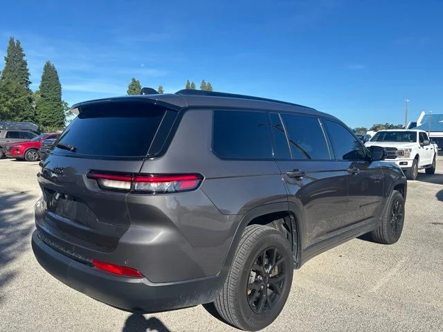Used 2024 Gray Jeep Altitude image 5