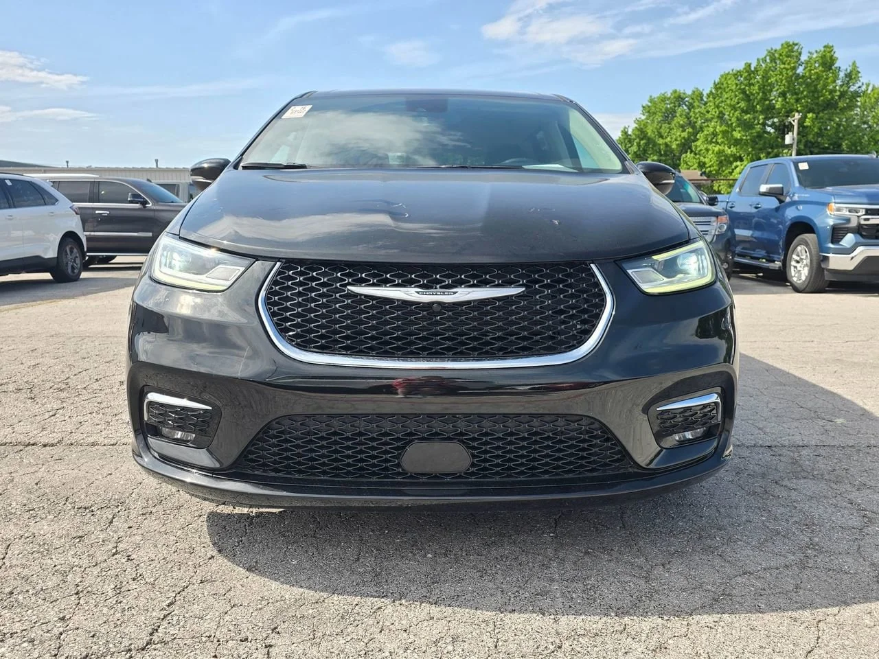 2023 Chrysler Pacifica Touring L's photo
