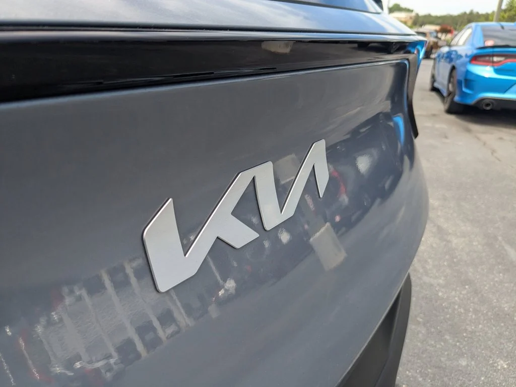 Used 2025 Everlasting Silver Kia EX image 30