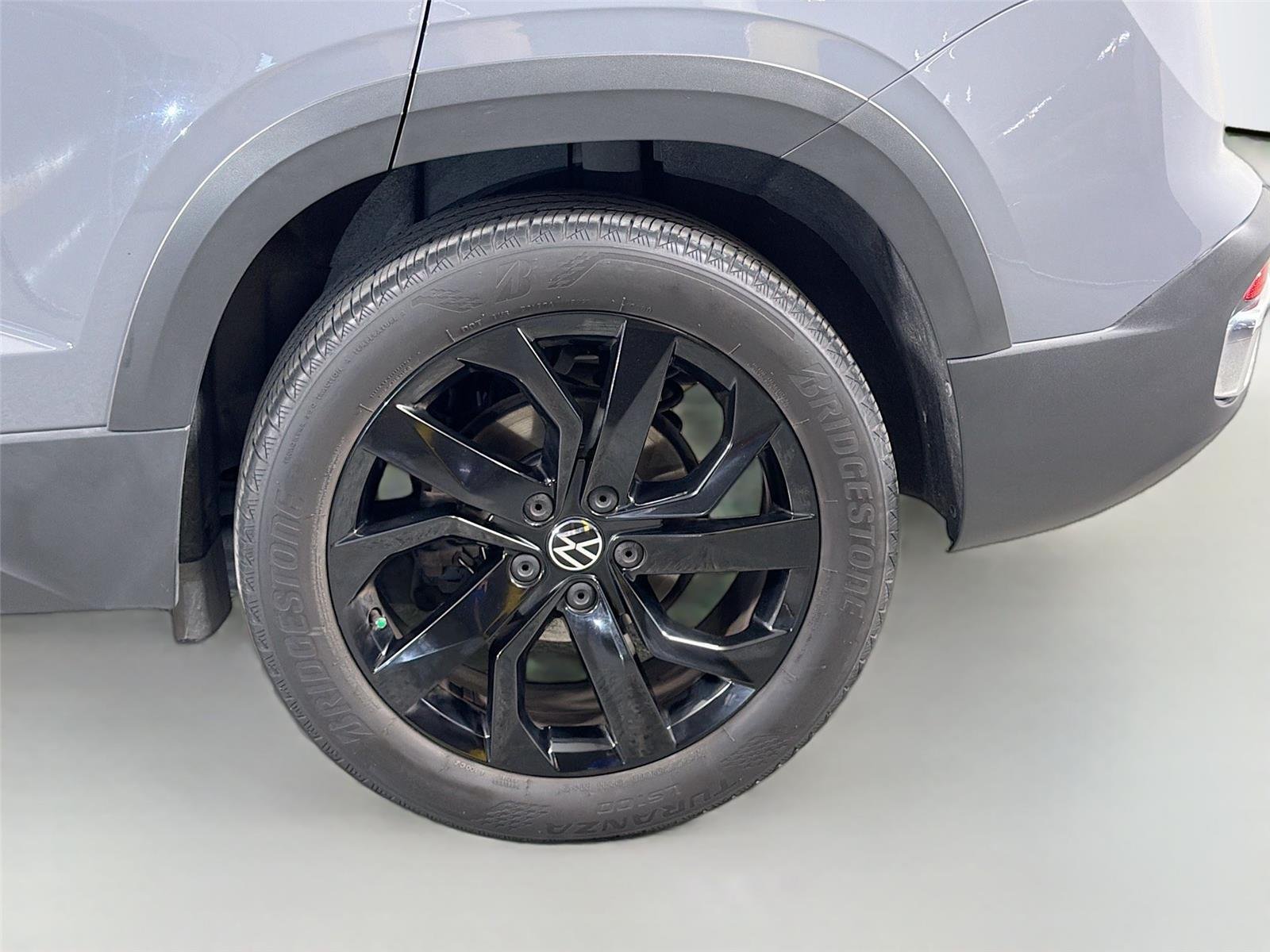 Used 2022 Pure Gray Volkswagen SE image 29