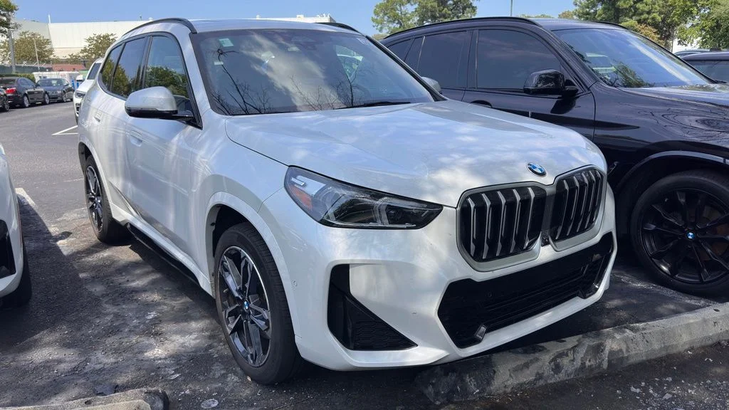 Used 2023 Mineral White Metallic BMW xDrive28i image 1
