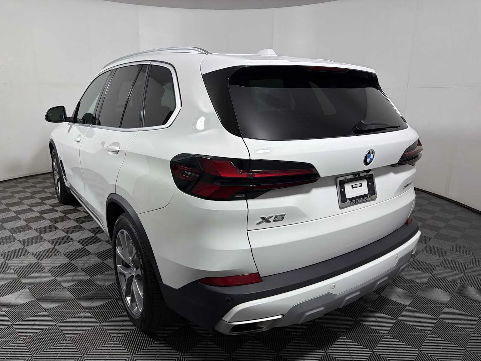 Used 2024 Alpine White BMW xDrive40i image 5