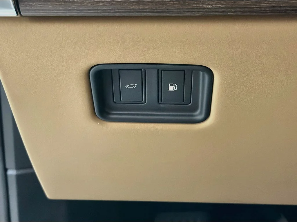 New 2026 Fuji White Land Rover SE PHEV image 10