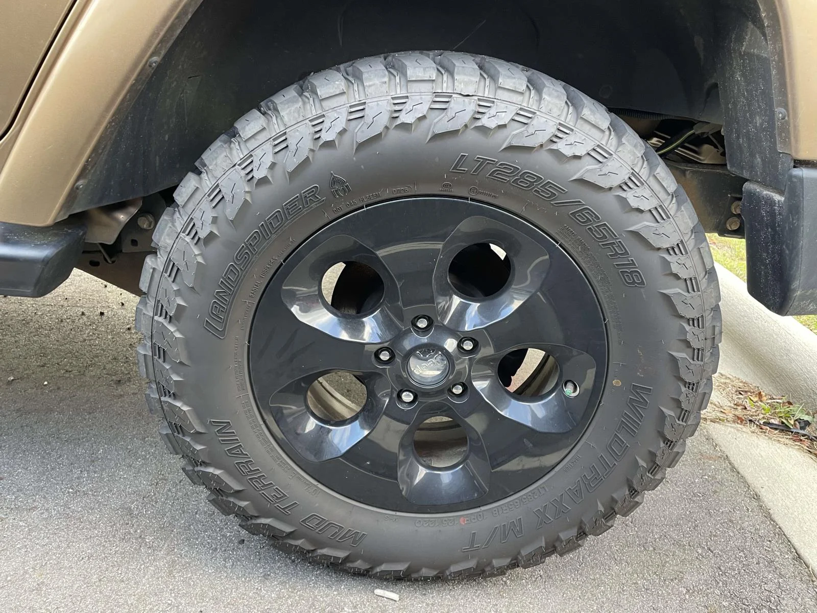 Used 2015 Copper Brown Pearlcoat Jeep Sahara image 5