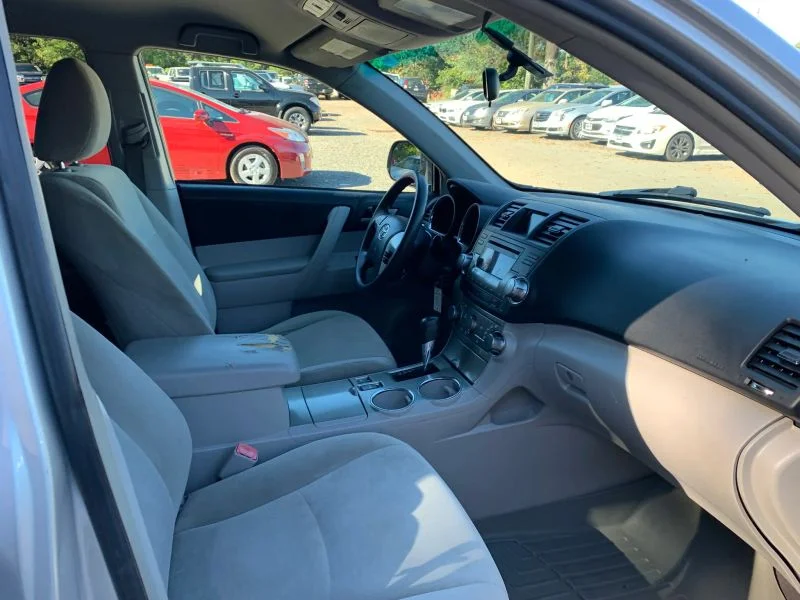 Used 2011 Silver Toyota Sport Utility 4D image 30