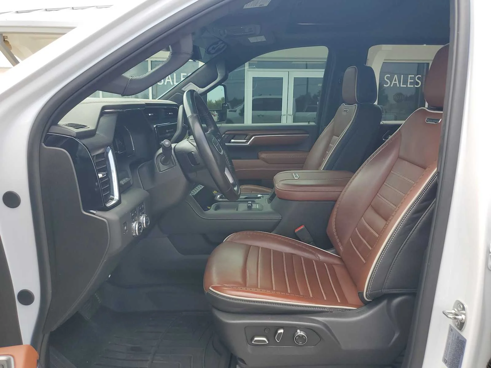 Used 2025 White Frost Tricoat GMC Denali Ultimate image 23