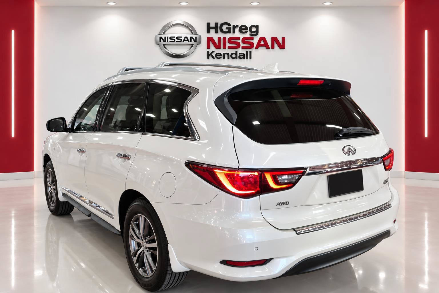 Used 2020 White INFINITI LUXE image 2