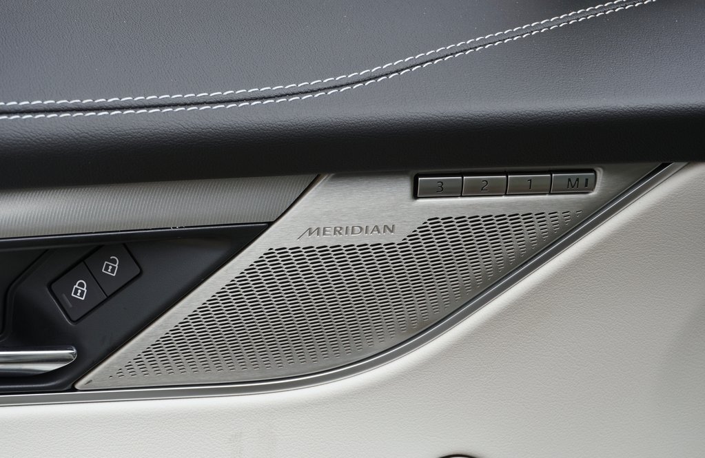 2025 JAGUAR F-PACE - Image 11