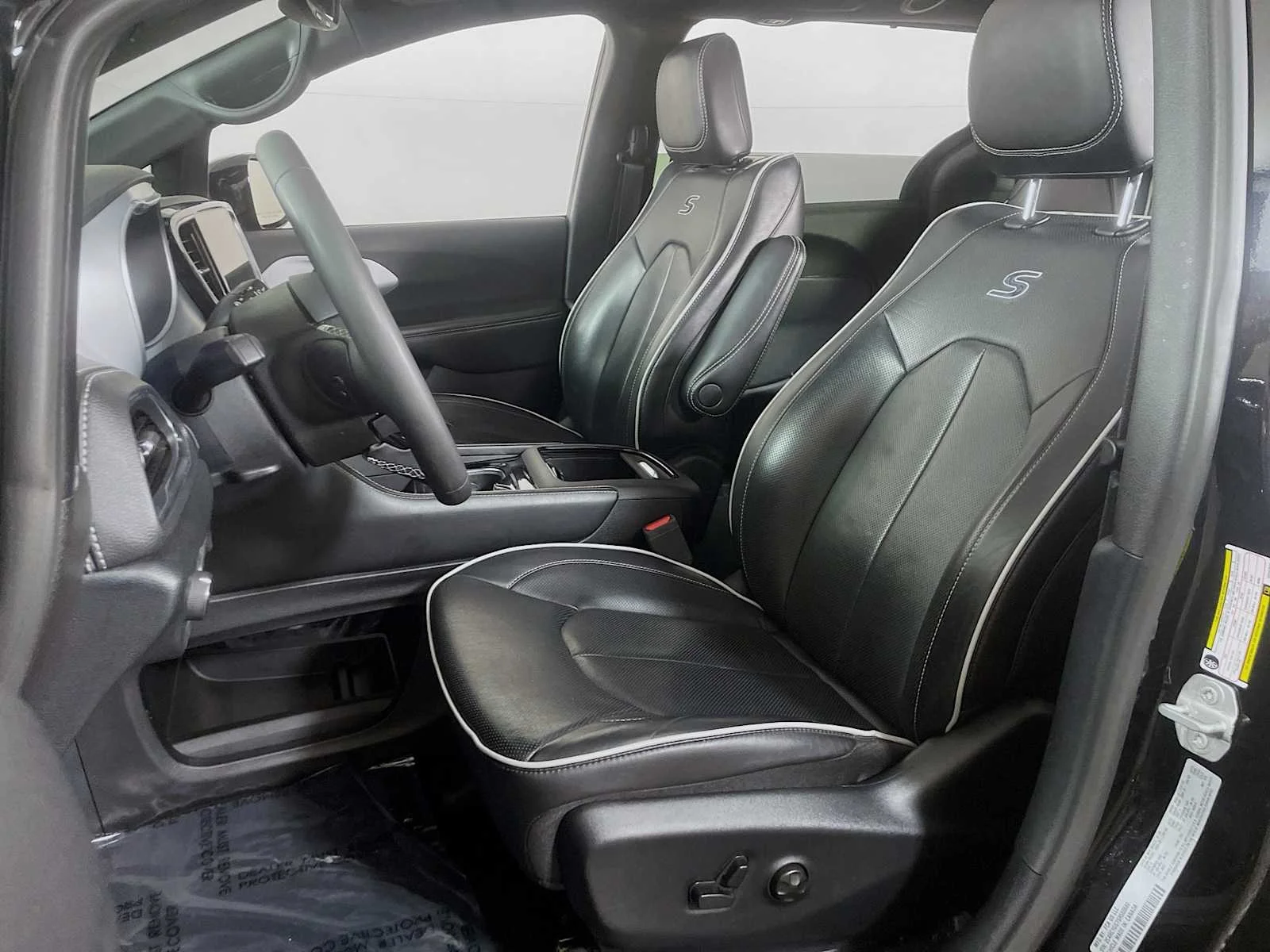 Used 2025 Diamond Black Crystal Pearlcoat Chrysler Limited image 19