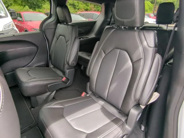 2026 Chrysler Pacifica Select - Photo 34