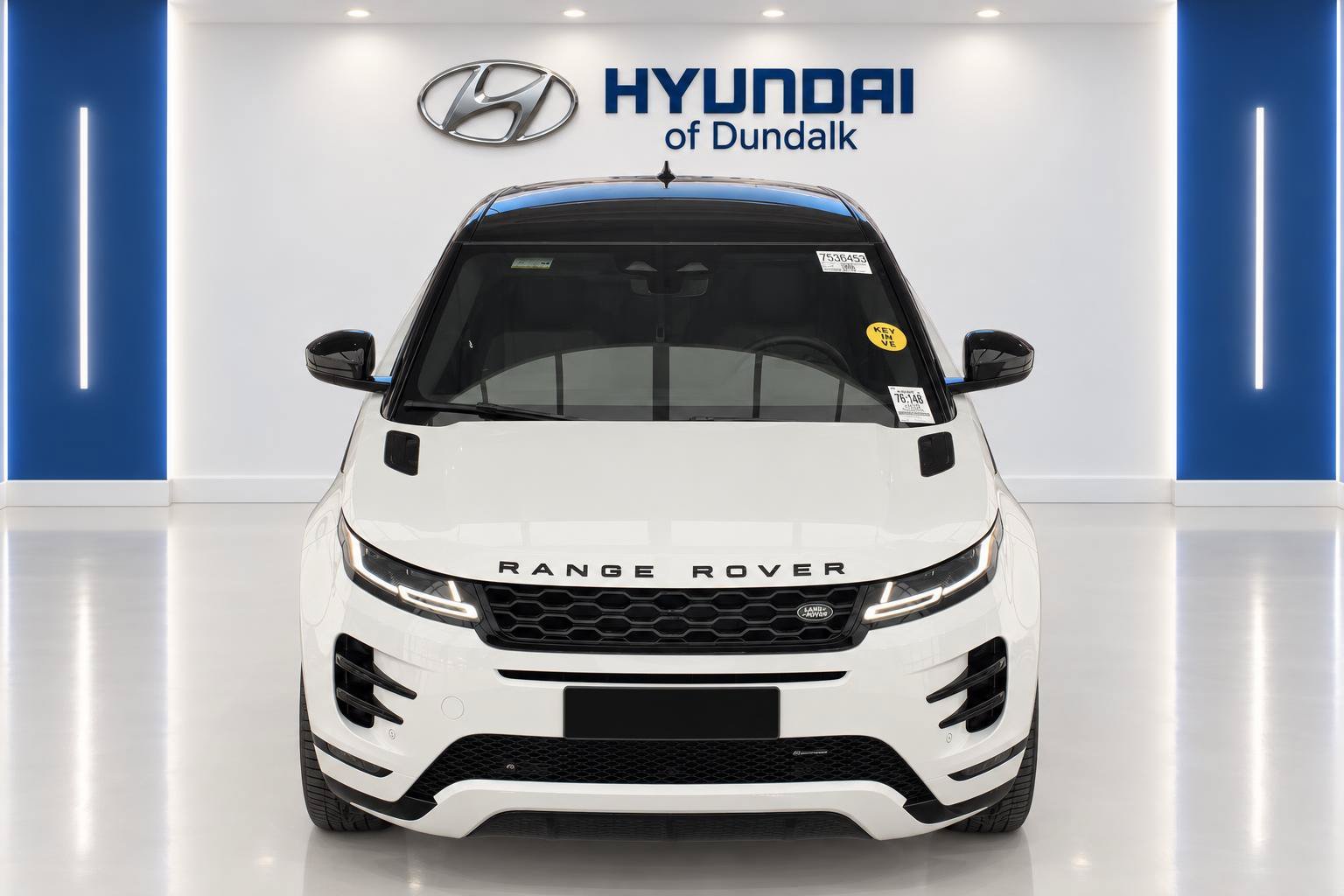 Used 2023 White Land Rover R-Dynamic SE image 5