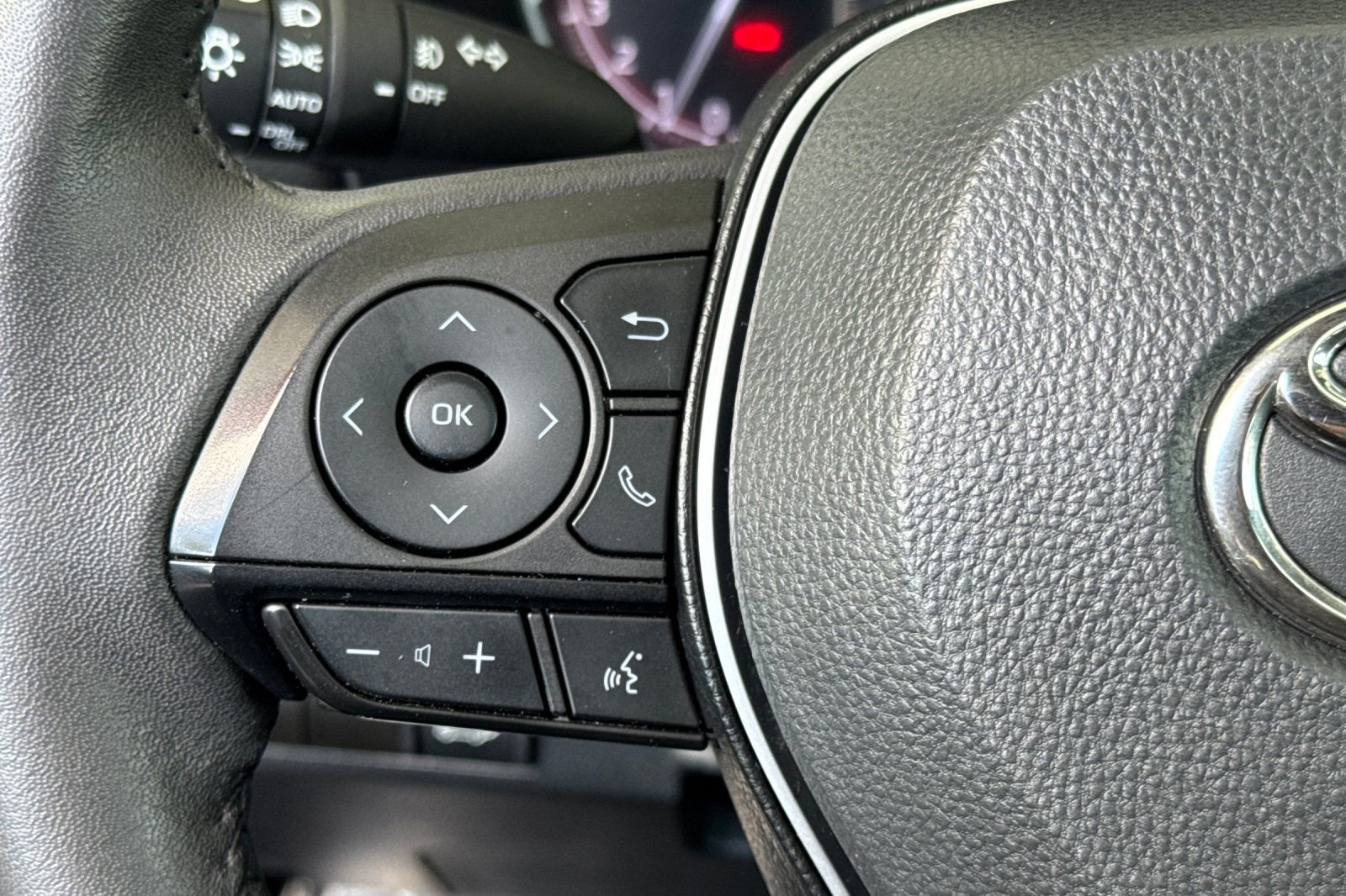 Certified Used 2023  Toyota XLE Premium image 31