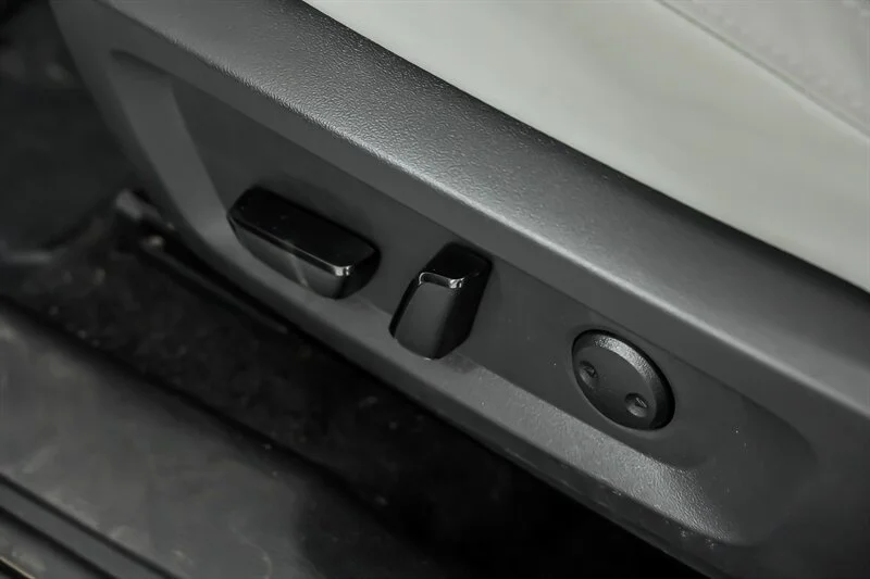 Used 2025 White Diamond Mitsubishi SE image 18