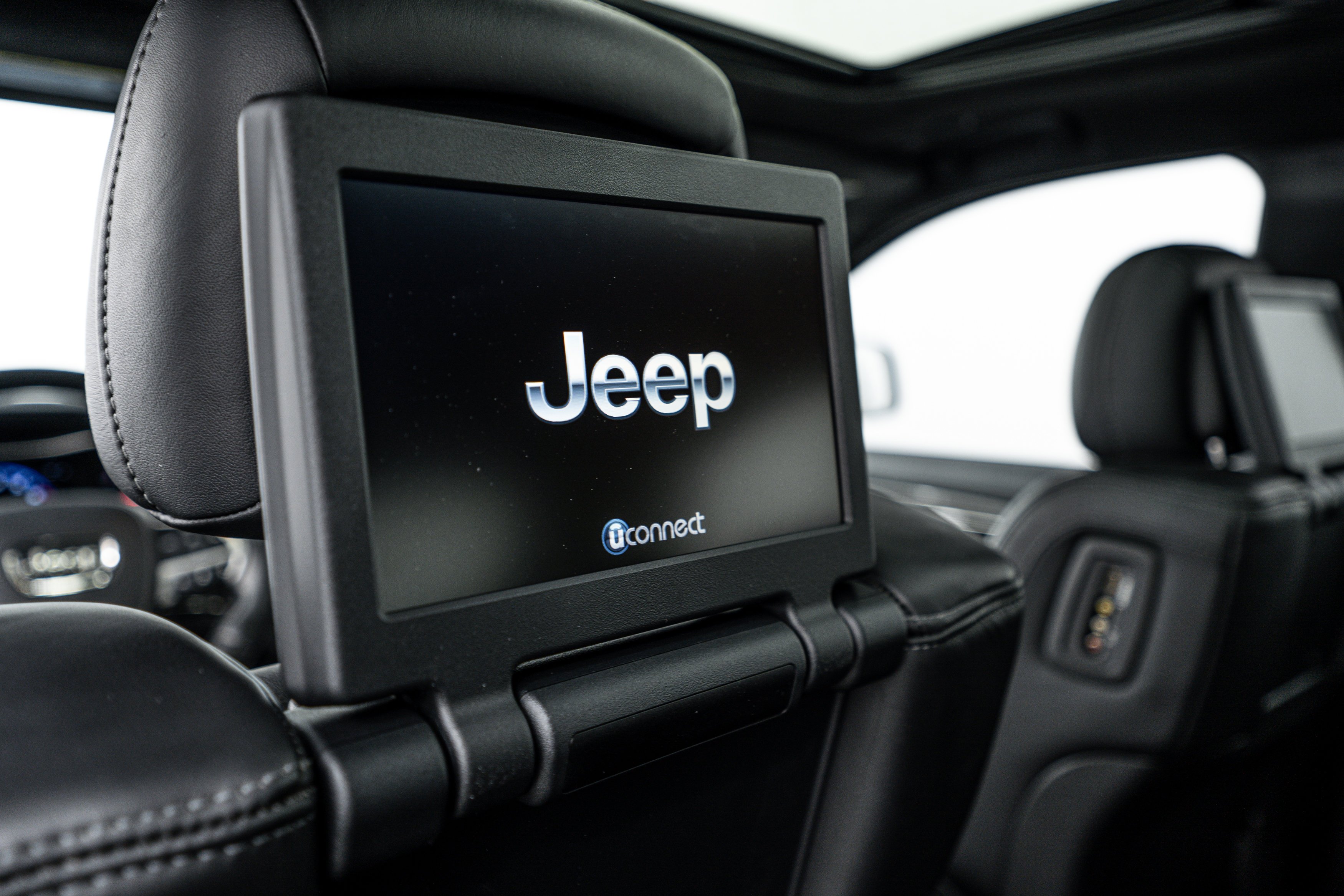 Used 2018 Granite Crystal Metallic Clearcoat Jeep Trackhawk image 18